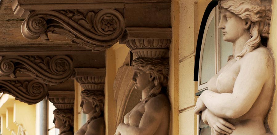 cariathide sur une façade de maison  à Baden